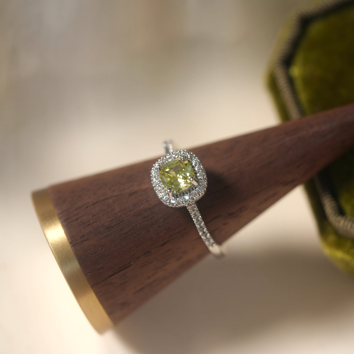 Zilveren ring met gele edelsteen en halo