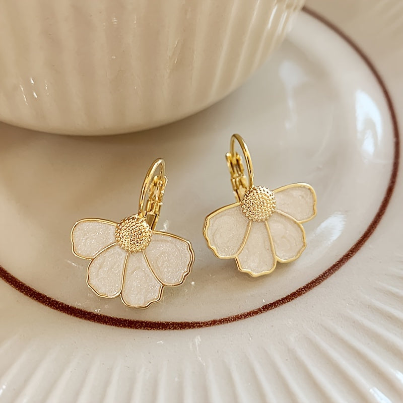 Gouden oorbellen met witte parelmoer bloem