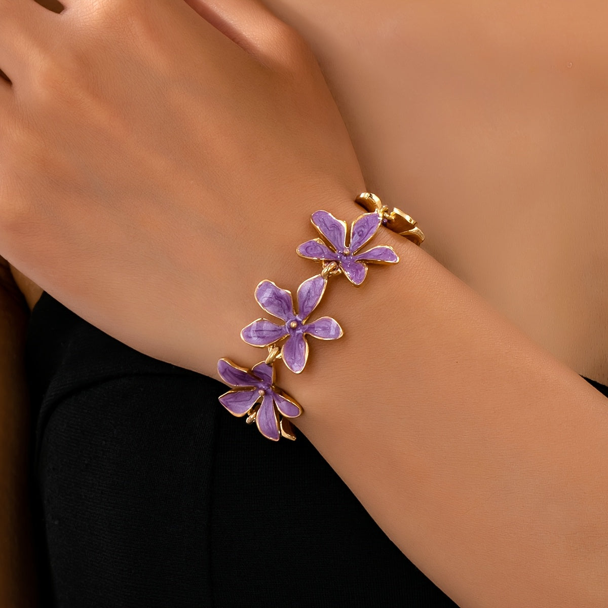Gouden armband met paarse emaille bloemen