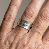 Zilveren brede ring met gouden draad en diamantje