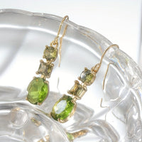 Gouden oorbellen met groene en gele edelstenen