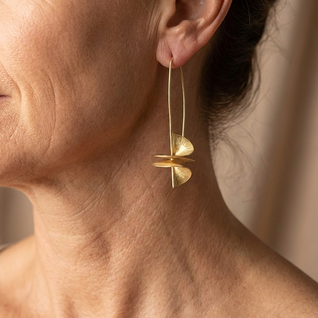 Gouden statement oorbellen met blad motief