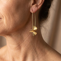Gouden statement oorbellen met blad motief