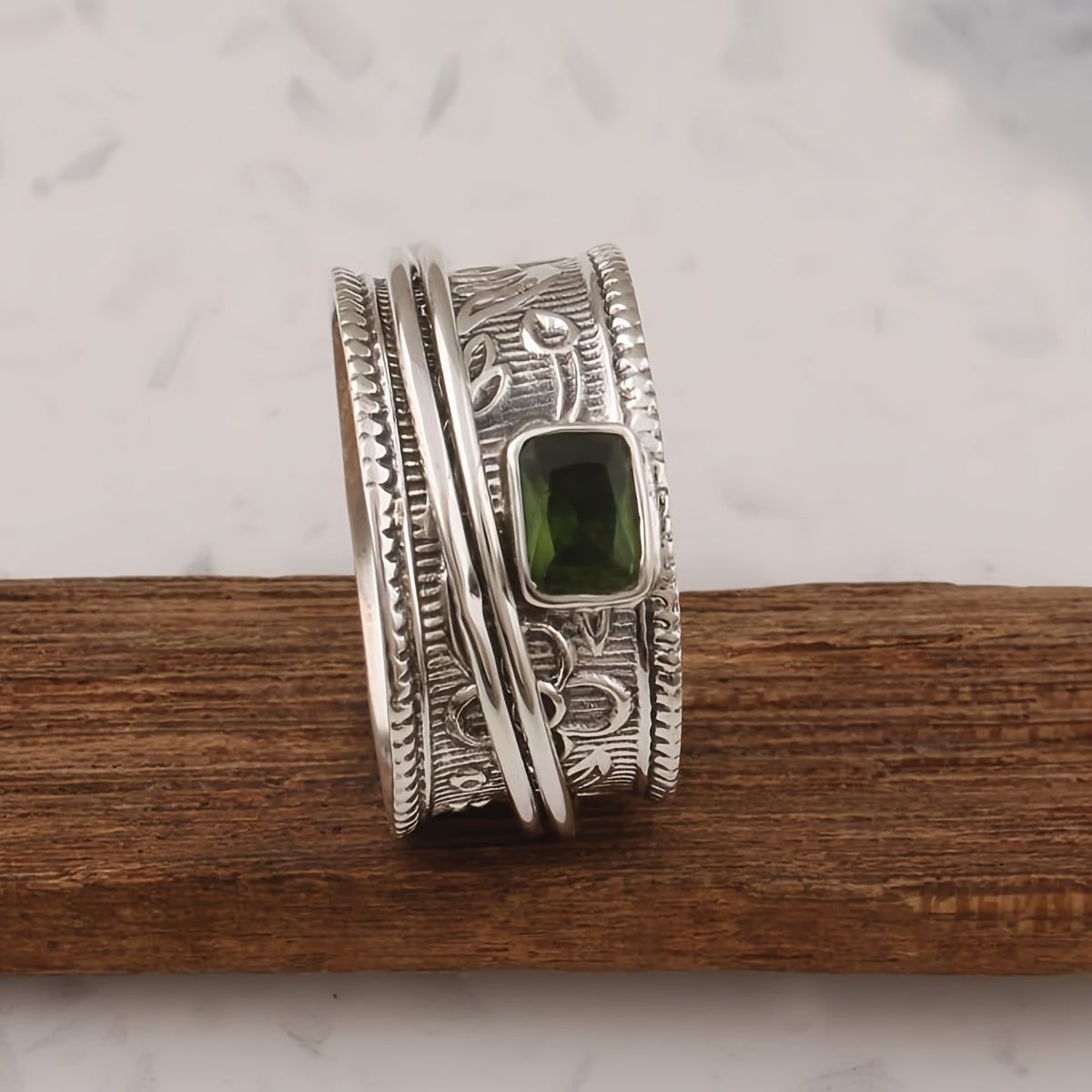 Zilveren brede ring met groene edelsteen