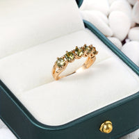 Gouden ring met vijf groene edelstenen