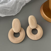 Houten oorbellen met ovaal en geribbelde ring