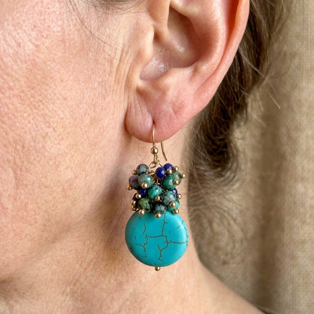 Gouden oorbellen met turquoise druppel en kralencluster