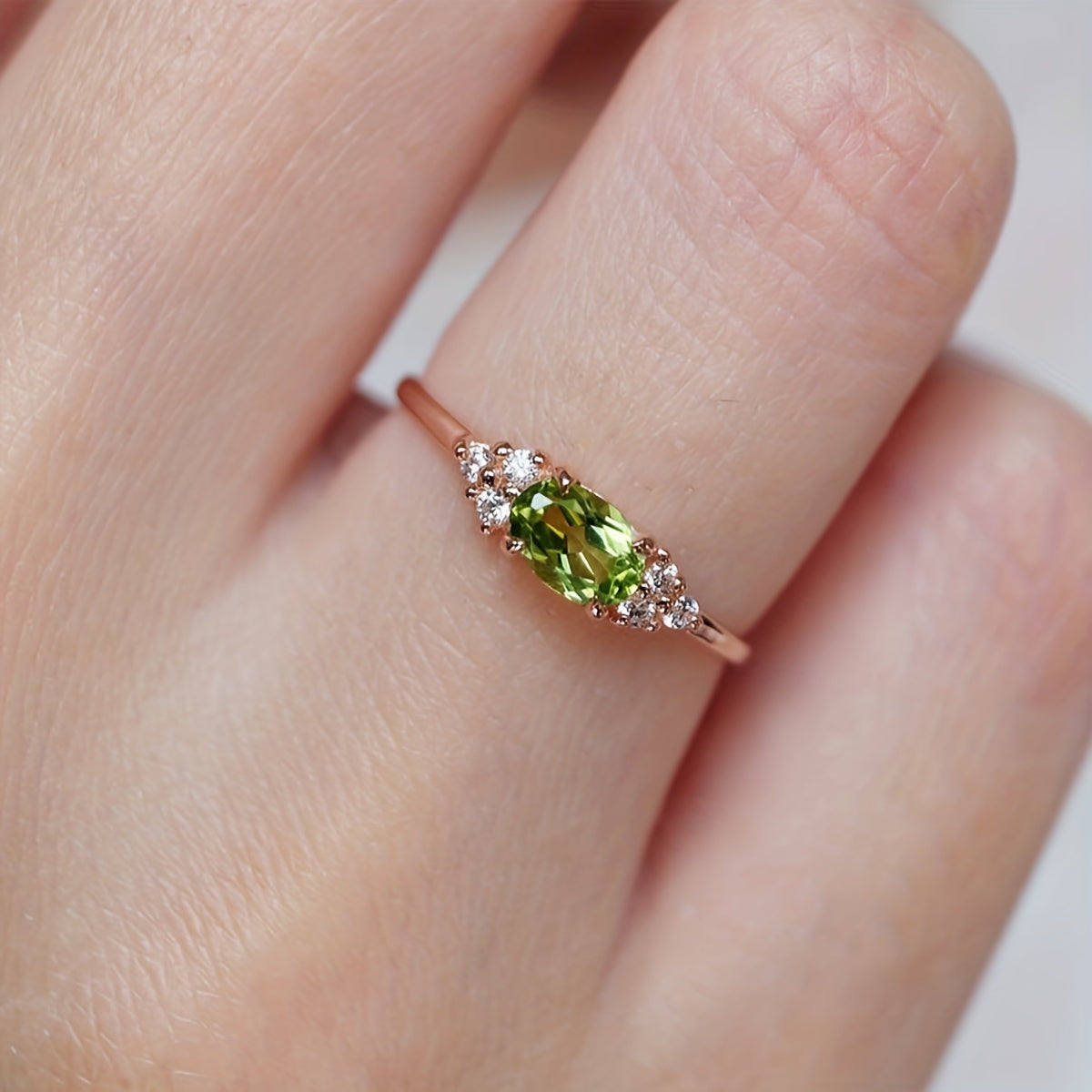 Roségouden ring met ovale peridot en zirkonia