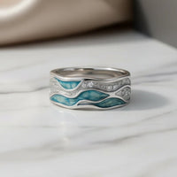Zilveren ring met golvenmotief en blauwe inleg