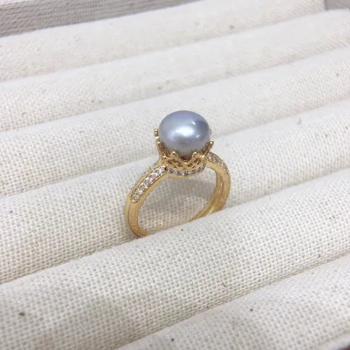 Gouden ring met grijze parel en kristallen