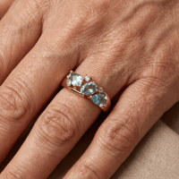 Gouden ring met blauwe edelstenen en zirkonia