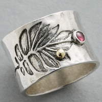 Zilveren brede ring met bladmotief en roze edelsteen