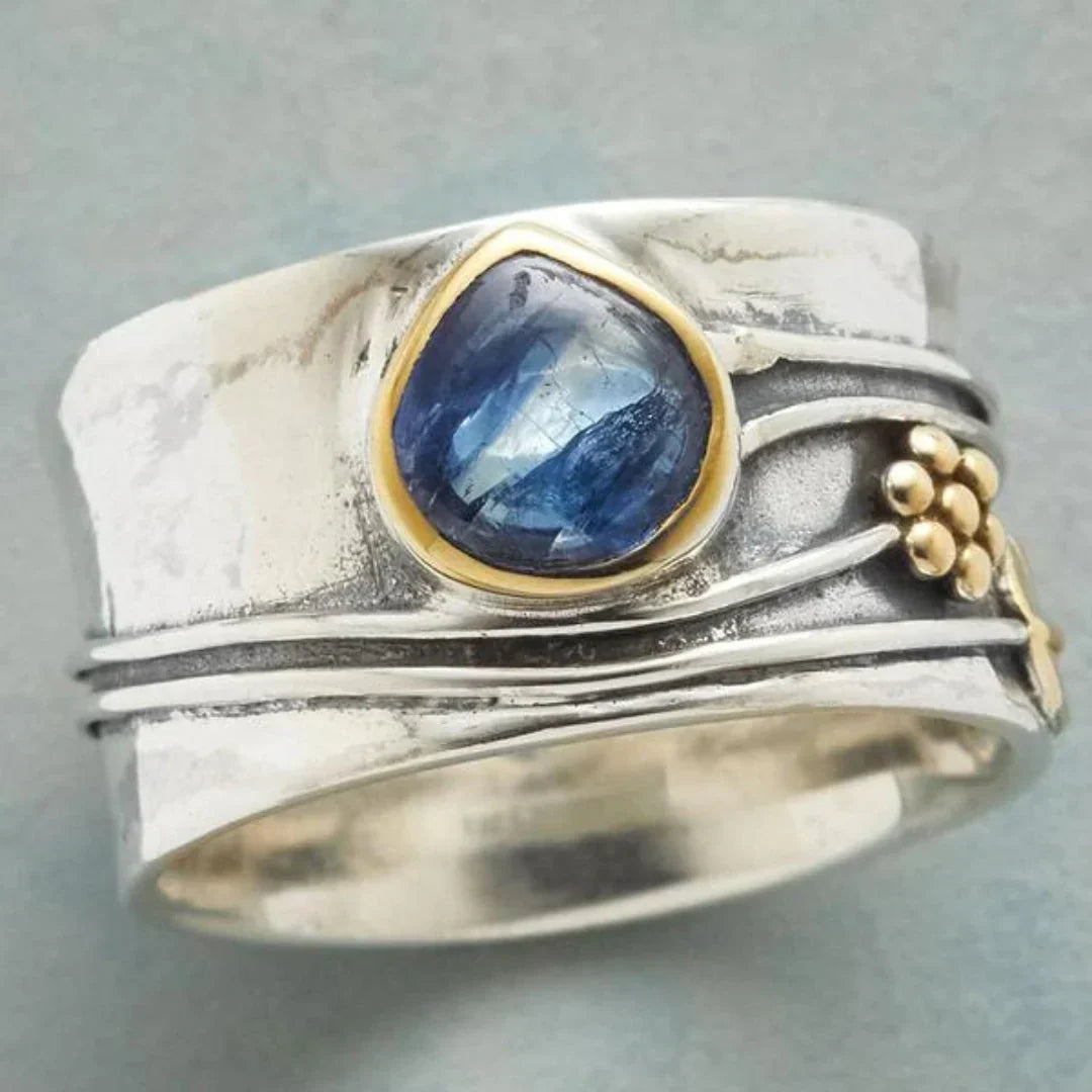 Zilveren bohemian ring met blauwe edelsteen en gouden details