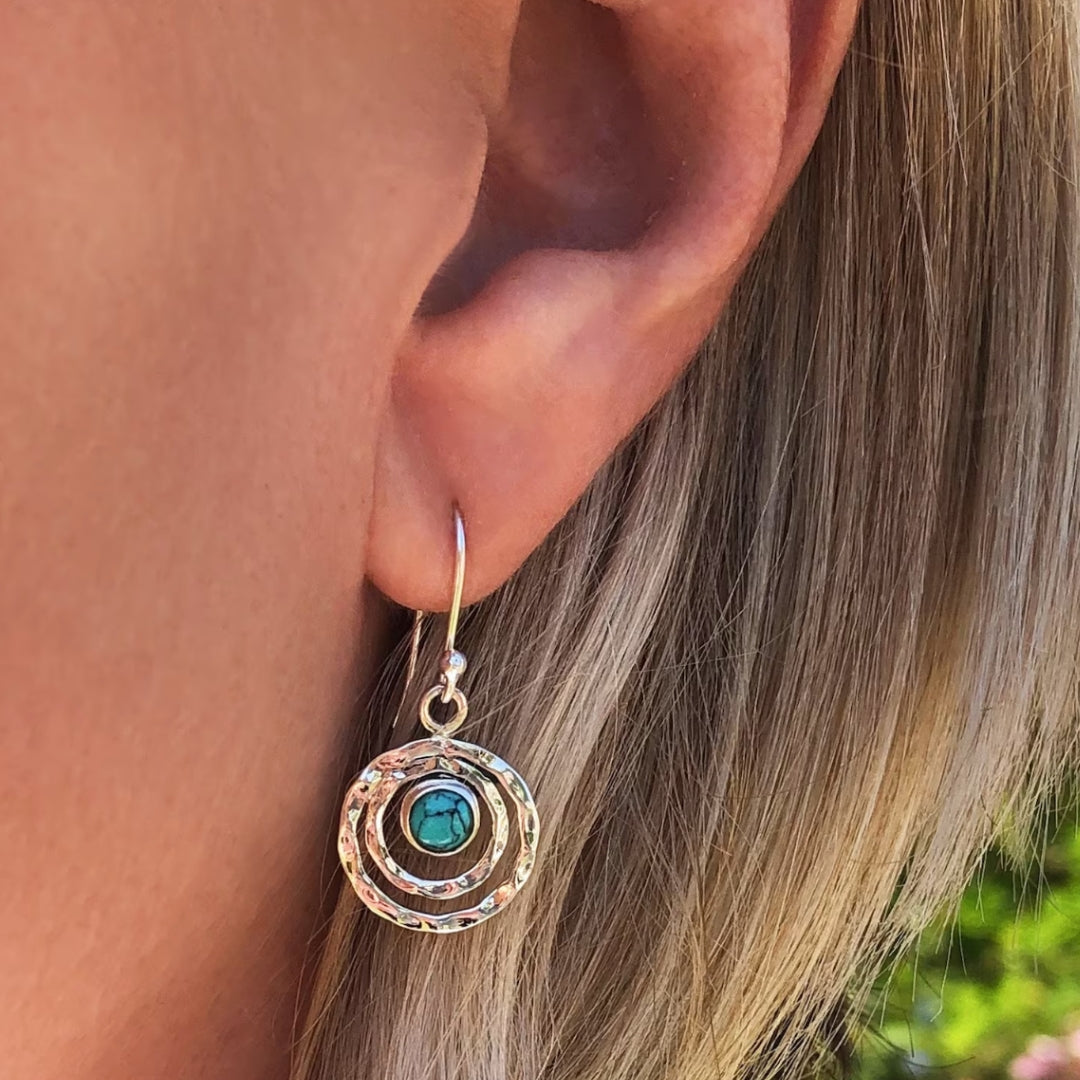 Zilveren en gouden oorbellen met turquoise steen