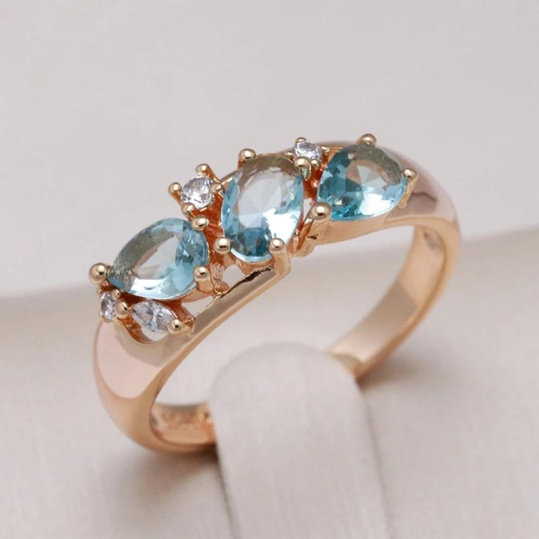 Gouden ring met blauwe edelstenen en zirkonia