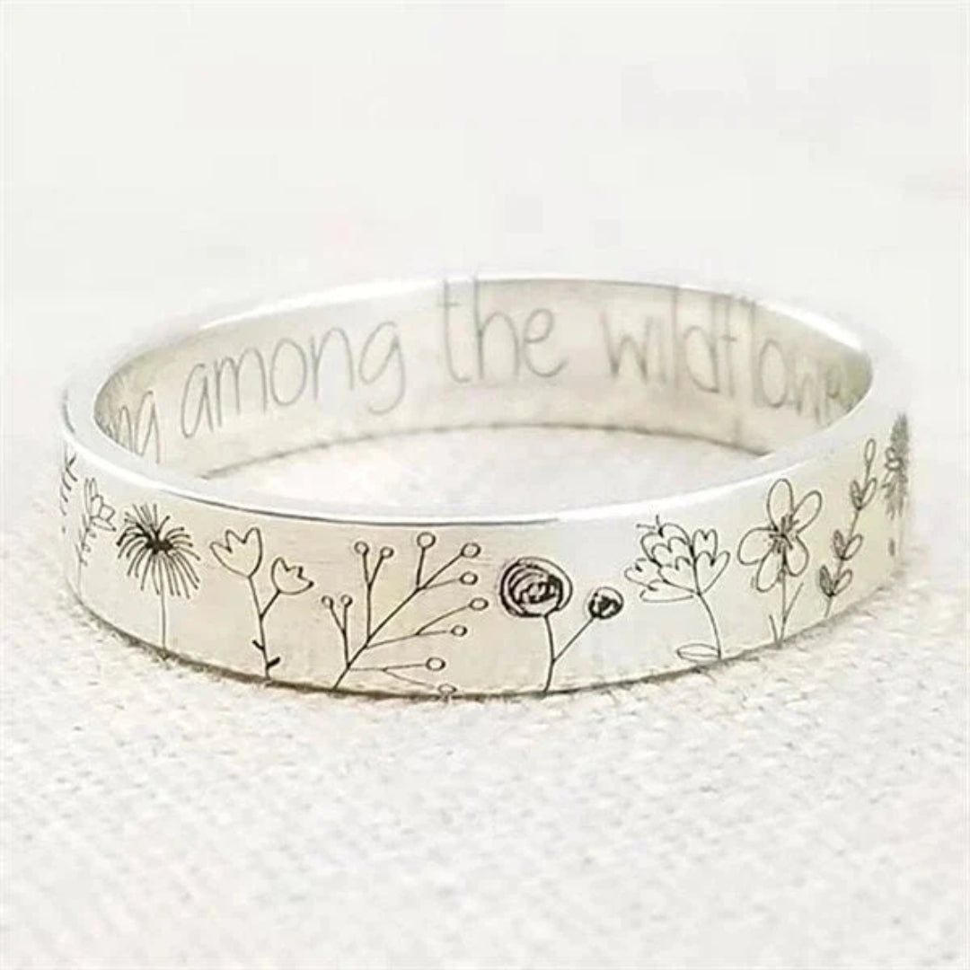 Zilveren ring met gegraveerde wilde bloemen