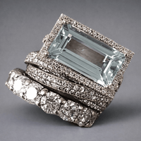 Gouden gesmede ring met blauwe kristalaccenten