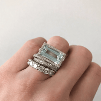 Gouden gesmede ring met blauwe kristalaccenten
