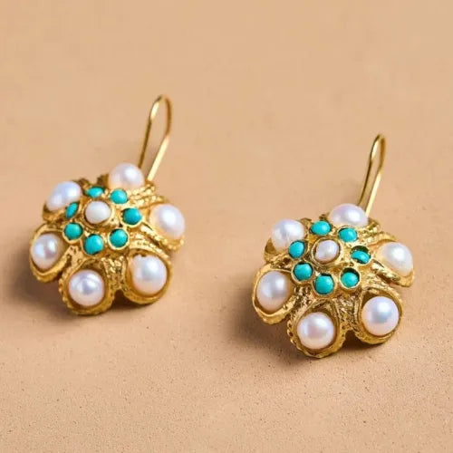 Gouden vintage oorbellen met parel en turquoise bloem