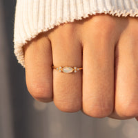 Gouden ring met ovale opaal en zirkonia accenten