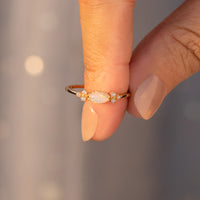 Gouden ring met ovale opaal en zirkonia accenten
