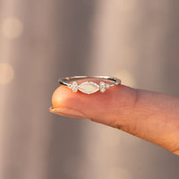Gouden ring met ovale opaal en zirkonia accenten