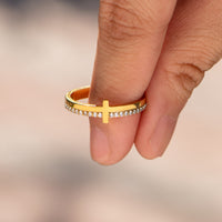Gouden kruisring met zirkonia pavé