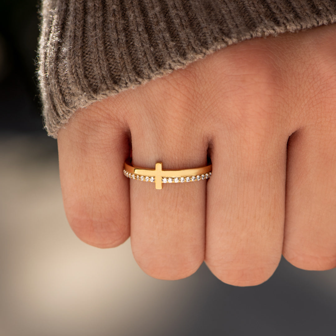 Gouden kruisring met zirkonia pavé