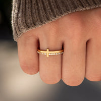 Gouden kruisring met zirkonia pavé