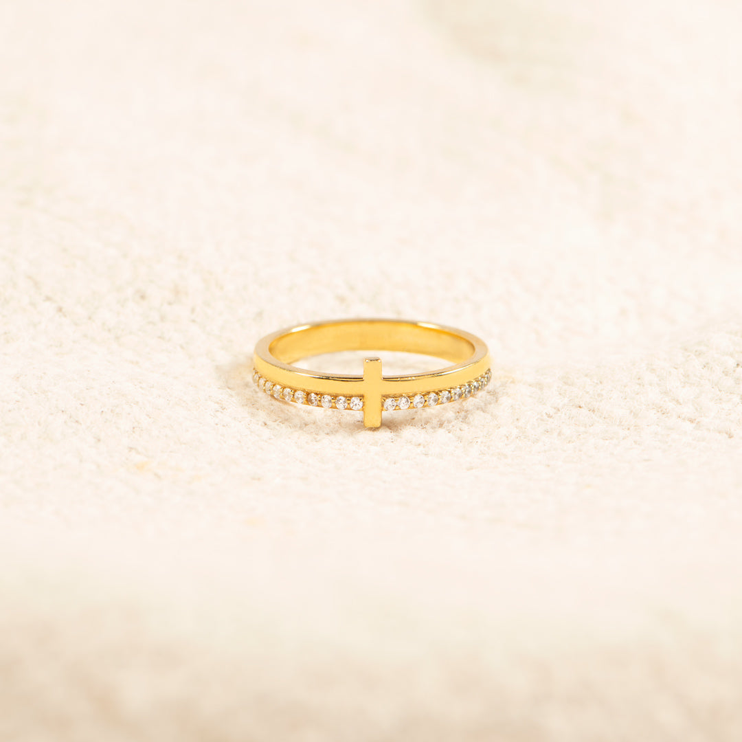 Gouden kruisring met zirkonia pavé
