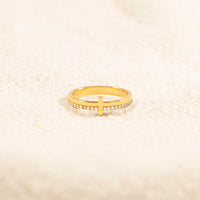 Gouden kruisring met zirkonia pavé