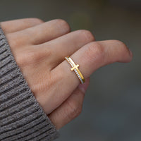 Gouden kruisring met zirkonia pavé