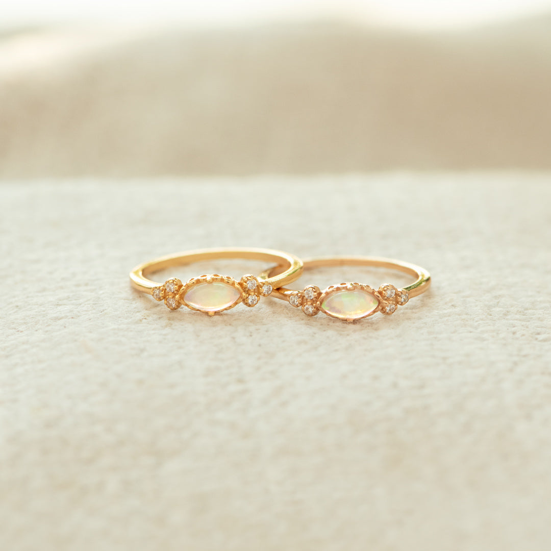 Gouden ring met ovale opaal en zirkonia accenten
