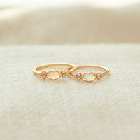 Gouden ring met ovale opaal en zirkonia accenten