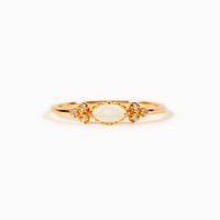 Gouden ring met ovale opaal en zirkonia accenten
