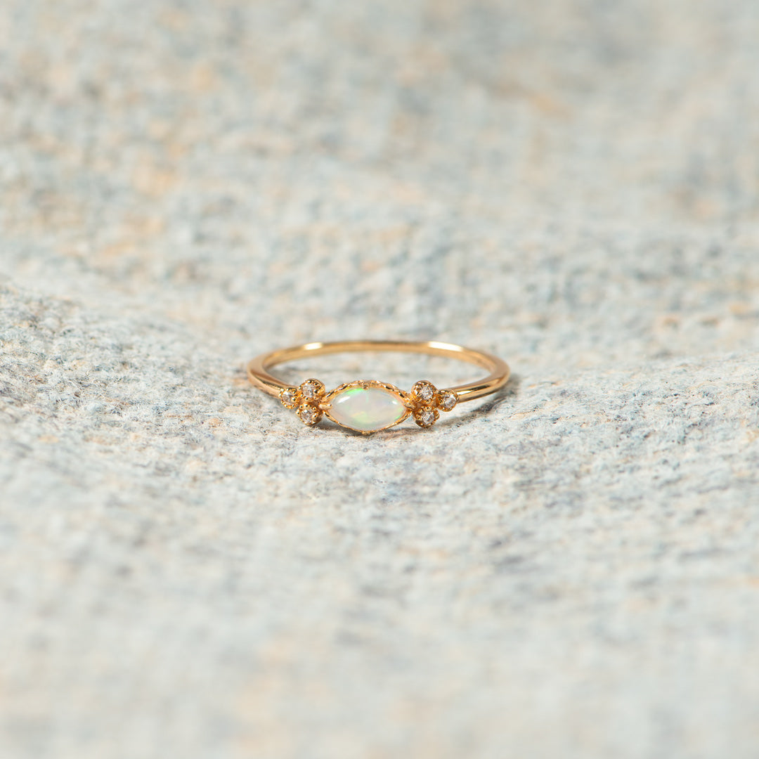 Gouden ring met ovale opaal en zirkonia accenten