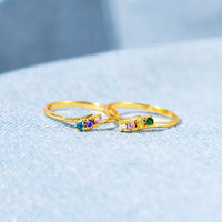 Gouden ring met kleurrijke geboortestenen