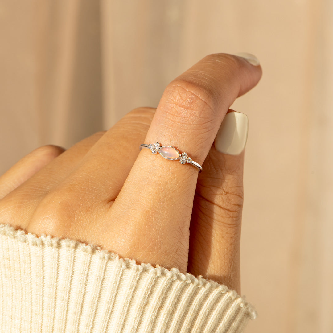 Gouden ring met ovale opaal en zirkonia accenten