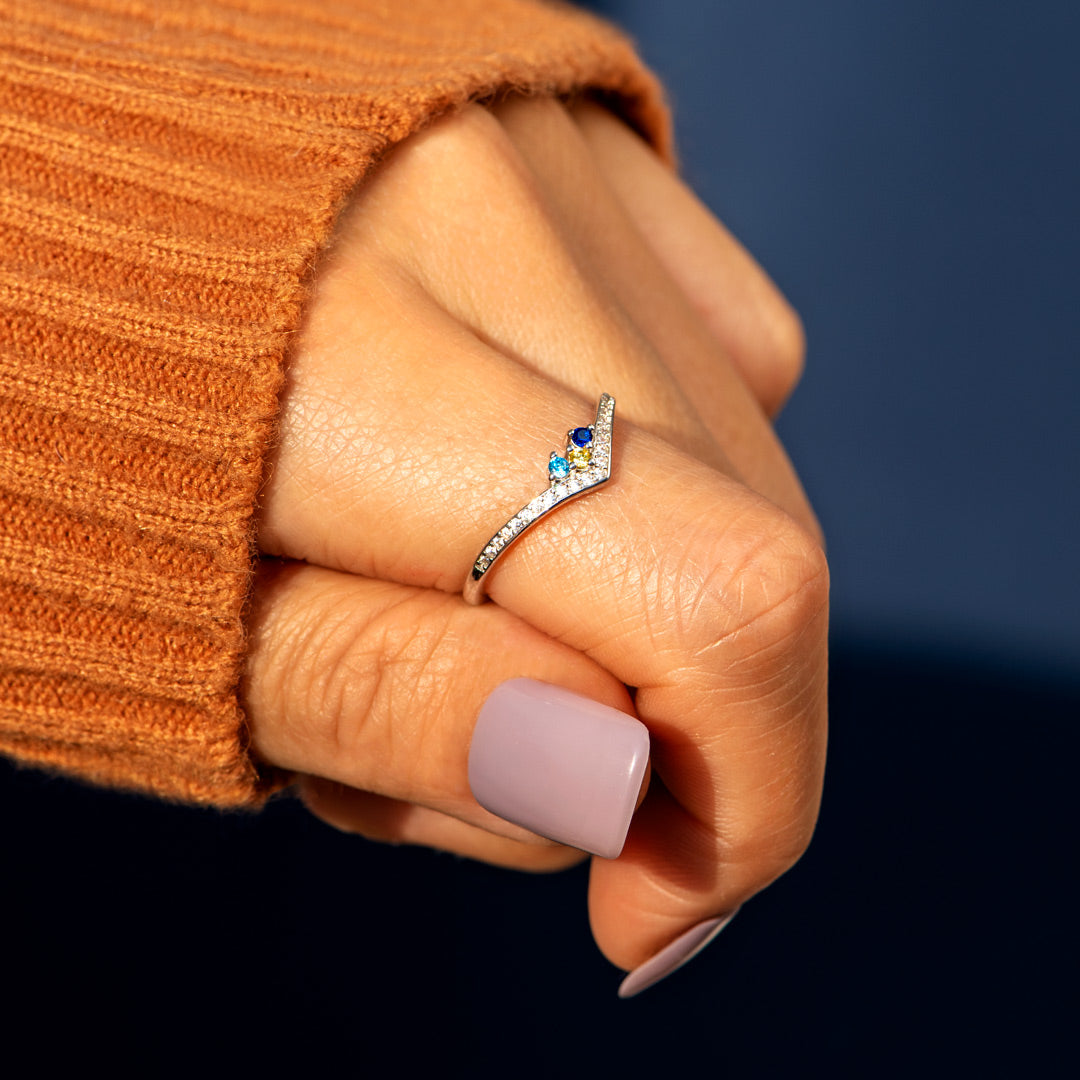 Zilveren chevron ring met blauwe geboortestenen en zirkonia