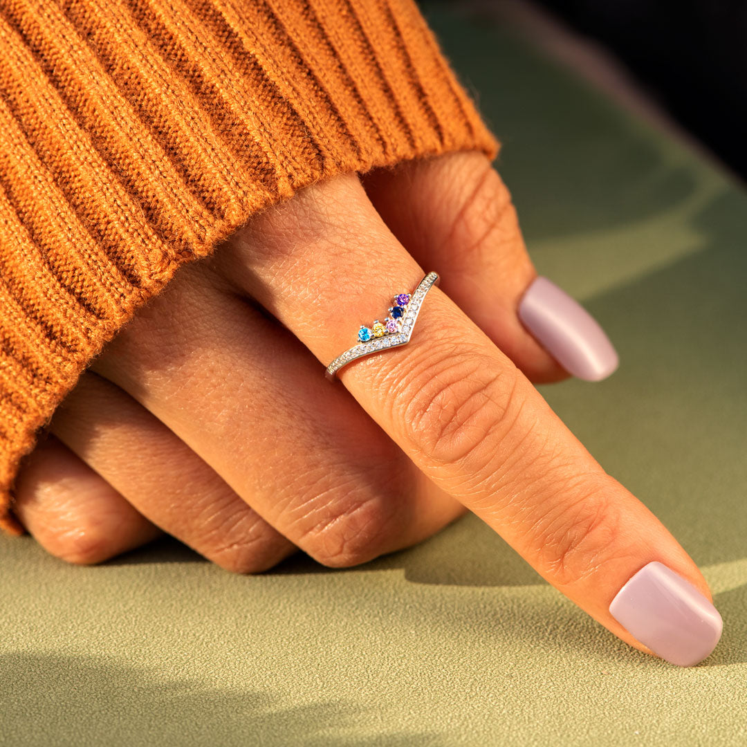 Zilveren chevron ring met blauwe geboortestenen en zirkonia