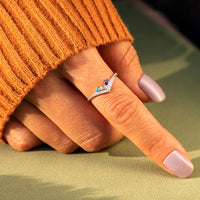 Zilveren chevron ring met blauwe geboortestenen en zirkonia