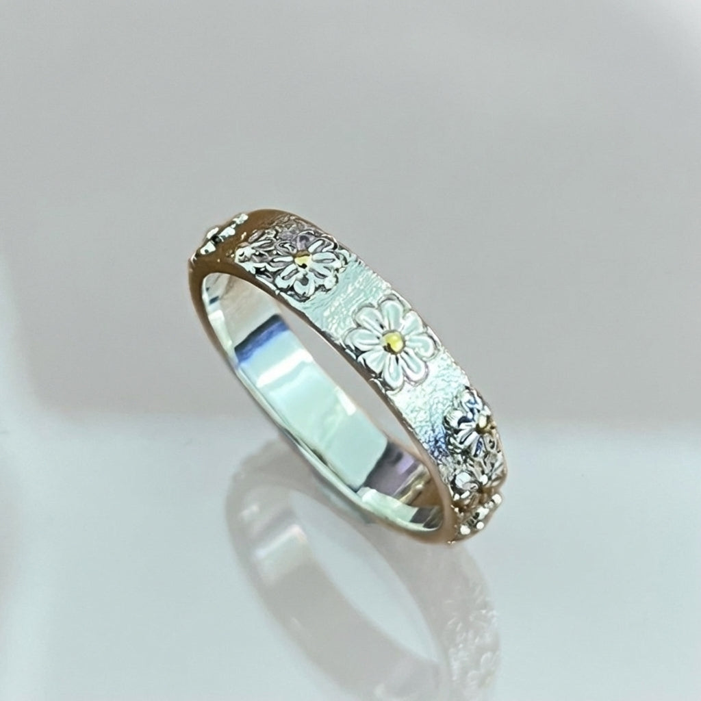 Zilveren ring met madeliefjesband