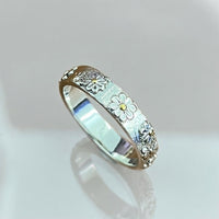 Zilveren ring met madeliefjesband