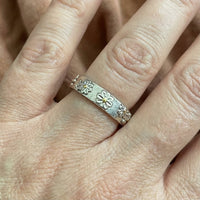 Zilveren ring met madeliefjesband