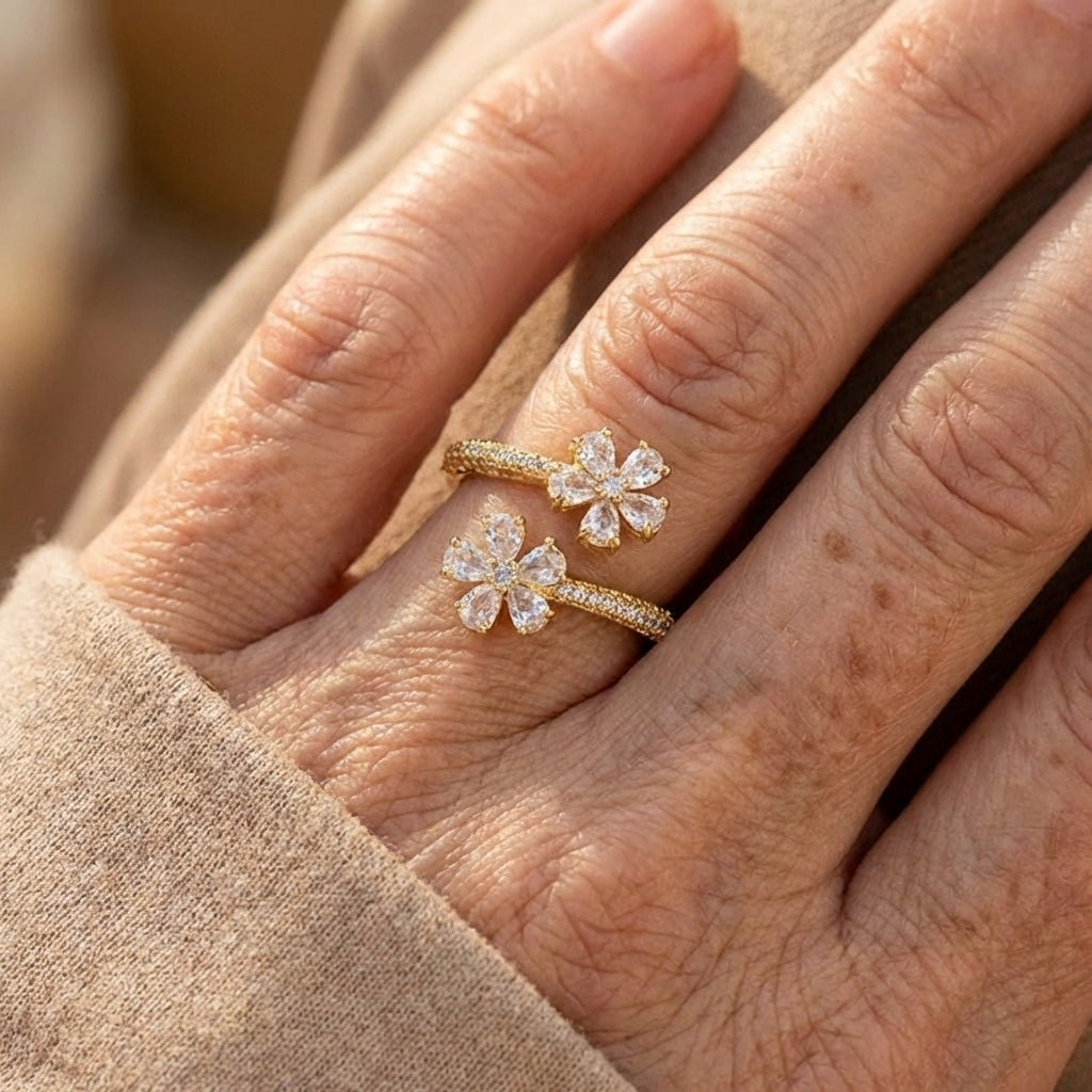 Gouden open ring met twee zirkonia bloemen