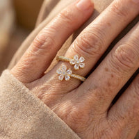 Gouden open ring met twee zirkonia bloemen