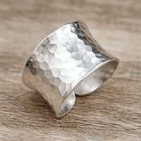 Gehamerde zilveren brede ring