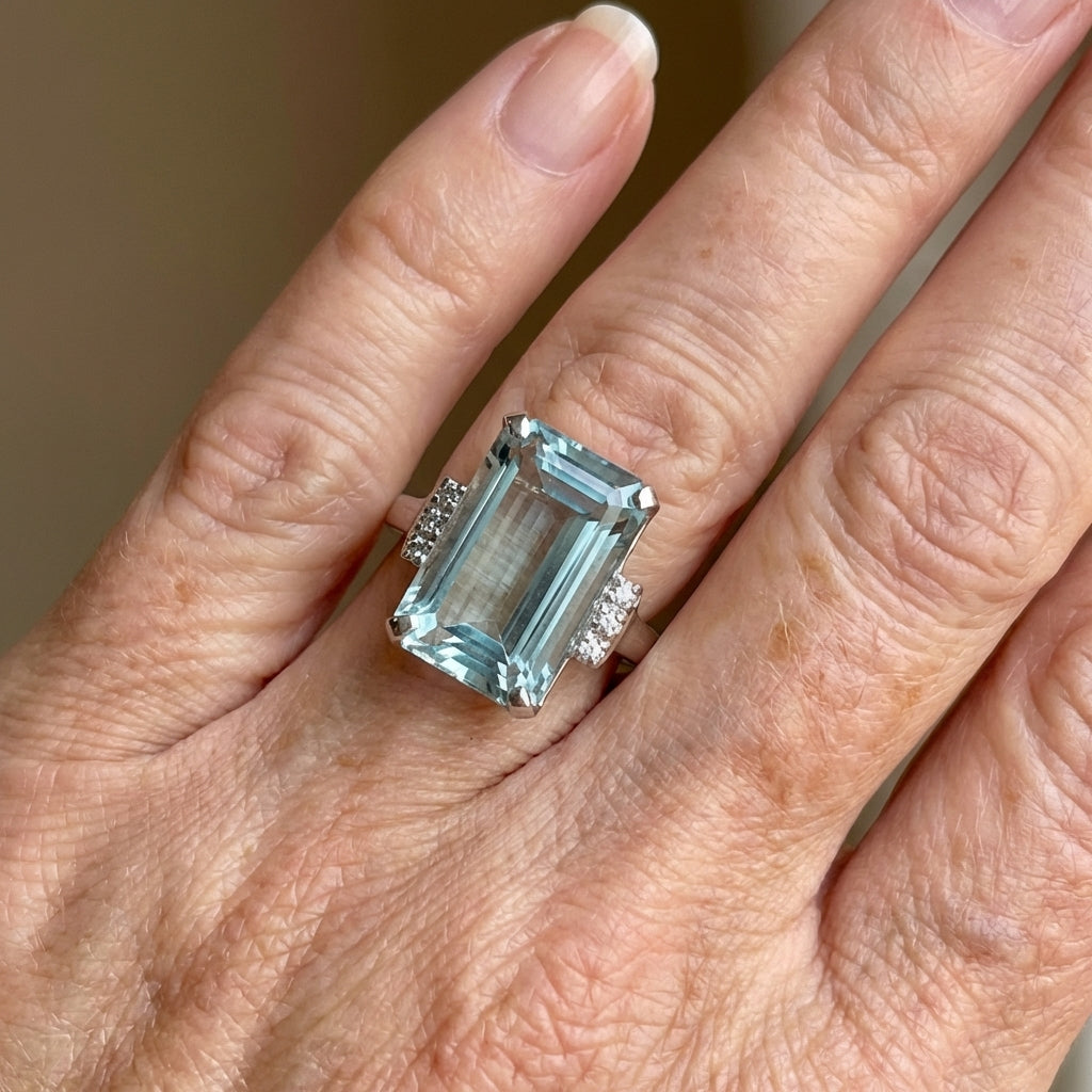 Zilveren ring met smaragdgeslepen zeeblauwe steen