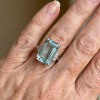 Zilveren ring met smaragdgeslepen zeeblauwe steen