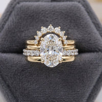 Gouden ringenset met ovale zirkonia en kroontje van steentjes